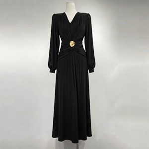 Robe longue de soirée formelle en satin bordeaux pour femme, col en V, manches classiques, infroissable, avec anneau métallique à la taille, pour demoiselle d'honneur et mariage - Product Image 3