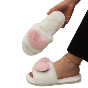 Chaussons tendance en fausse fourrure pour femmes, respirants, pas chers, antidérapants, avec logo personnalisé, motif cœur - Product Image 1