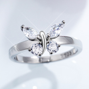 Anello a Forma di Farfalla in Cristallo per Donne, Accessorio Minimalista Romantico per Uso Quotidiano - Product Image 4