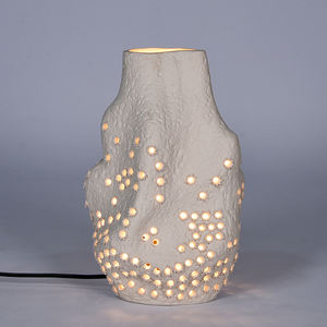 Lámpara de Mesa Moderna y Sencilla de Cerámica Porosa con Diseño de Lunares Blancos, Ecológica, para Sala de Estar - Product Image 2