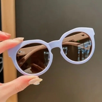2024 Lunettes de soleil de mode de style rétro pour enfants Protection UV400 Cadre PC en noir gris clair pour garçons filles bébés