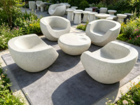 Chaise confortable en résine sculpturale à grain de pierre moderne, table basse en galets, mobilier d'extérieur de style ferme pour parc, hôtel, cour