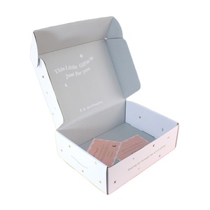 Caja de cartón corrugado para envíos de ropa, impresa a medida por fabricante OEM, en colores vibrantes. - Product Image 1
