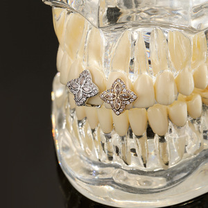 Grillz étoile à quatre branches unique avec accents en zircon or et argent, serti clos, pour fête, unisexe - Product Image 1