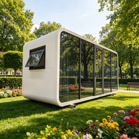 Cabane de jardin personnalisée Apple avec rangement intégré pour optimiser l'espace et aménagement complet pour logement d'effectif