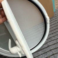Fenêtres à persiennes ovales en aluminium modernes pour l'extérieur, avec formes personnalisées et ouverture pivotante centrale, pour villas, hôtels, entrées et vérandas
