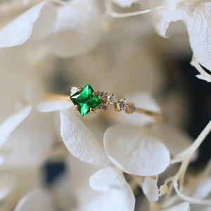 Anillo de Esmeralda para Mujer Q576, Anillo de Compromiso con Piedra Natural y Engaste Geométrico, Anillos de Moda - Product Image 1