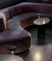 Modernes Luxus-Nachtclub-Möbelset: Geschwungenes Samt-Modulsofa und Barhocker-Set für Cocktail-Lounge