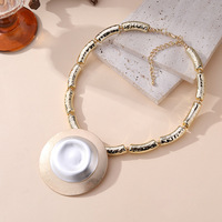 Collier à maillons texturés bicolores avec pendentif en alliage argenté abstrait pour femme