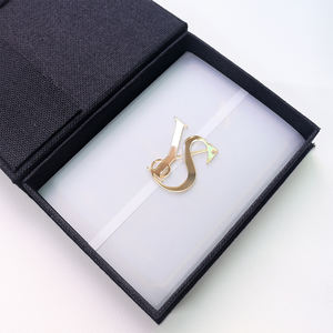 Invitations personnalisées en tissu de lin noir avec boîte magnétique à couverture rigide, fermoir monogramme doré de luxe, pochette en vélin et acrylique transparent - Product Image 4