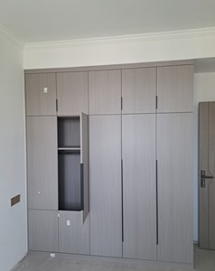 Armoire de chambre à coucher moderne avec tiroirs et étagères pour les chambres d'appartements - Product Image 2