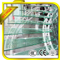 Escalier en colimaçon intérieur sur mesure en verre trempé avec garde-corps en verre et design incurvé pour villa