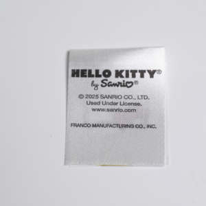 Etiqueta de tela de lujo impresa Etiqueta de satén de marca privada con logotipo en relieve y sensación de tapa dura - Product Image 3