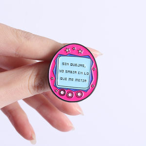 Spilla Smaltata con Citazione Spagnola 'Yo No Odio a Nadie Eso No Da Plata', Stile Tamagotchi, Regalo all'Ingrosso - Product Image 4