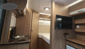 Caravane de voyage de haute qualité, grande capacité, en fibre de verre, portable, avec salle de bain et toilettes, blanche, capacité 2000 kg, 4-6 personnes - Product Image 4