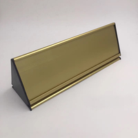 Une forme triangle métal, table en aluminium, support de plaque signalétique de bureau avec signalisation