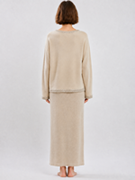 Ensemble deux pièces en maille de luxe scintillant pour femme, pull col rond beige et jupe longue, tenue élégante et discrète de luxe discret