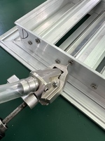 Machine à riveter automatique avec alimentation automatique pour l'assemblage de grilles de ventilation en tôle et en aluminium pour meubles