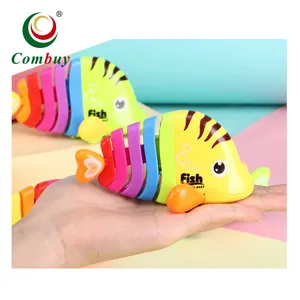 Colorido pez de natación movible juguete engranaje cuerda hasta animal