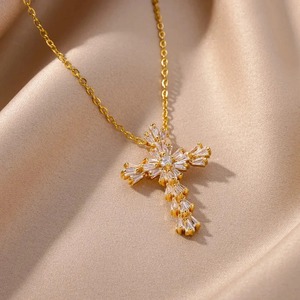 Collar con Colgante de Cruz de Circonia Cúbica, Moderno y Sencillo, Ideal para Uso Diario Femenino - Product Image 1