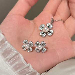 Conjunto de Collar de Perlas Naturales de Agua Dulce de 5-7 mm, Chapado en Rodio, de Dos Piezas, con Trébol de Cuatro Hojas y Esmeralda, Estilo Japonés de Lujo Ligero y Moderno - Product Image 3