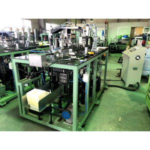 Machine de fabrication de barquettes alimentaires entièrement automatique, 40 pièces/min, collage à quatre points, moteur à roulement, jetable, pour emballage de salades et de viandes à emporter - Product Image 2