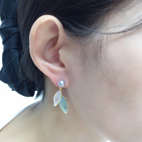 SHDIYAYUN Nouveauté Ensemble de bijoux plaqué or 18 carats avec perles d'eau douce naturelles, motifs feuilles colorées Morandi : boucles d'oreilles, collier et bagues
