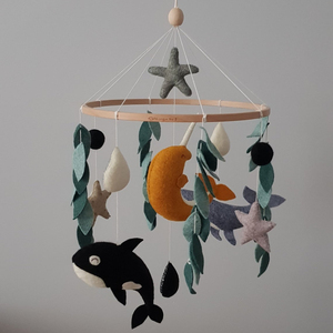 Mobile per Culla Personalizzato con Tema Sottomarino in Feltro Morbido con <span class=keywords><strong>Orca</strong></span>, Narvalo, Pesci e Animali Marini per Neonati - Product Image 1