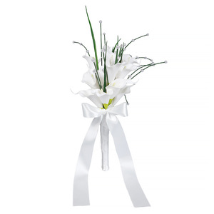 Ramo de Novia para Boda, Ramo de Lirios Calla Artificiales Atado a Mano con Ramas de Hierba Perla, Decorado con Cinta de Raso - Product Image 5