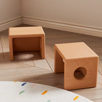 Petit tabouret carré en bois massif empilable pour enfants, finition naturelle, mobilier de haute qualité pour chambre d'enfant et salle de jeux