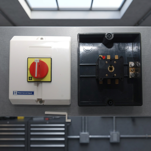 VCF4GE Telemecanique TeSys VARIO Seccionador Principal de 3 Polos con Emergencia 63A 22kW, Interruptores Automáticos, Francia - Product Image 3
