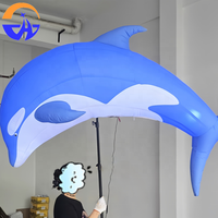 Accessoires interactifs gonflables Chenghuang pour les bars, les défilés, les spectacles sur scène, série marine, modèles de mains tenant des dauphins