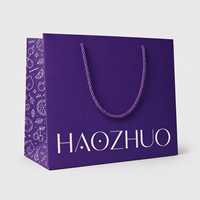 Sac en carton mat imprimé avec logo personnalisé, poignée en corde torsadée, sac cadeau en papier de luxe réutilisable pour l'emballage de marques de cosmétiques et de produits de beauté