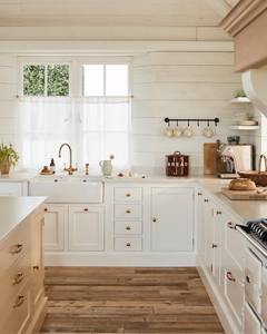 Cuisine américaine sur mesure Vermonhouzz avec des tabourets <span class=keywords><strong>de</strong></span> <span class=keywords><strong>bar</strong></span> en <span class=keywords><strong>rotin</strong></span> et un crédence en carreaux floraux pour un intérieur haut <span class=keywords><strong>de</strong></span> gamme - Product Image 2