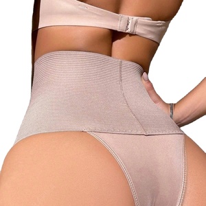 Shorts moulants taille haute pour femmes, confortables et élastiques, avec motif uni et logo à la taille - Product Image 2