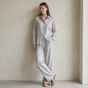 Ensemble deux pièces décontracté pour femme : chemise à col en V et manches longues en cuivre uni, pantalon large, coupe ample, fluide, séchage rapide, respirant - Product Image 1