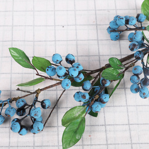 กิ่งเบอร์รี่ประดิษฐ์สีเขียวคุณภาพสูงจาก Qihao สำหรับตกแต่งคริสต์มาส ตกแต่งบ้าน และใช้เป็นพร็อพงานแต่งงาน - Product Image 4