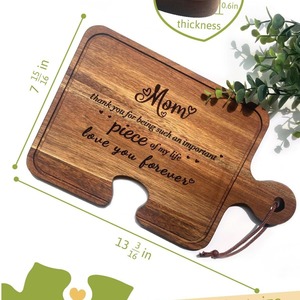 Planche à découper en bois d'acacia en forme de puzzle, 13,19 po x 7,94 po, gravée pour maman, planche à servir le fromage - Product Image 1