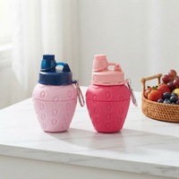 Bouteille d'eau pliable en silicone, motif fraise, avec mousqueton détachable, sans BPA, anti-fuite, portable, pour le sport et les voyages