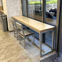 Table longue industrielle minimaliste en profilé aluminium, plateau en contreplaqué, comptoir de café commercial pour fenêtre