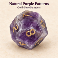 Dés en améthyste D6 avec chiffres arabes dorés sur un cube violet et motifs de pierres claires pour jeux de société et collections de dés