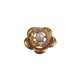 Broche élégante et tendance en alliage de camélia doré, de luxe léger haut de gamme, pour femme, pour costume de mariage, pull ou manteau - Product Image 5