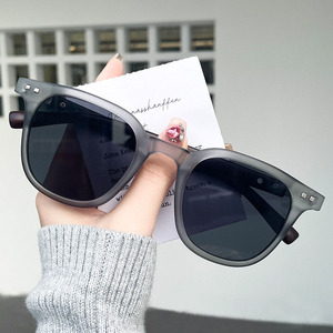 Gafas de Sol de Moda para Mujer Xiaohongshu Douyin, Estilo Coreano, TR90, Retro, con Patillas de Imitación Madera, Montura Pequeña, Lentes UV400, PC - Product Image 1