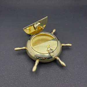 Cendrier élégant en laiton en forme de roue de bateau avec couvercle articulé, accessoire de fumage nautique et maritime pour salon de cigares, bar, bureau - Product Image 3