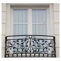 Balustrade et garde-corps de balcon en fer forgé moderne, composants de poteaux en fonte personnalisés pour les éléments décoratifs d'escalier