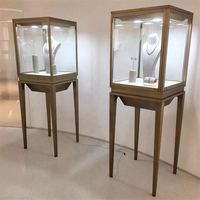 Vitrine flottante de luxe pour bijoux avec verre trempé et éclairage LED suspendu en métal pour centres commerciaux