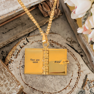 Collana con Ciondolo a Forma di <span class=keywords><strong>Libro</strong></span> Apribile 'Bibbia Vai a Messa', con Pagina Incisa, Collana '<span class=keywords><strong>Libro</strong></span> delle Risposte', Regalo per la Chiesa - Product Image 4