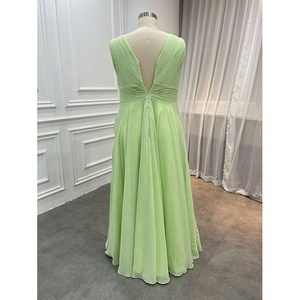 Vente en gros Robes <span class=keywords><strong>vert</strong></span> <span class=keywords><strong>clair</strong></span> de <span class=keywords><strong>demoiselle</strong></span> <span class=keywords><strong>d</strong></span>'<span class=keywords><strong>honneur</strong></span> en mousseline de soie simples plissées grande taille pour femmes - Product Image 3