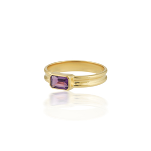 Bague signet en or jaune sertie d'une améthyste taille émeraude, montée en clos. Une bague signet raffinée avec une améthyste taille émeraude sertie horizontalement. - Product Image 2