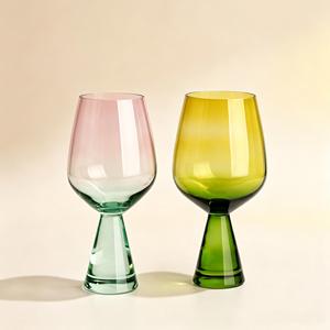 Juego de Copas de Vino Tinto Modernas y Ecológicas de Cristal sin Plomo Raymond, 2 Copas con Base Triangular Prensada en Degradado Rosa, Verde Amarillo y Verde, 388 ml - Product Image 1